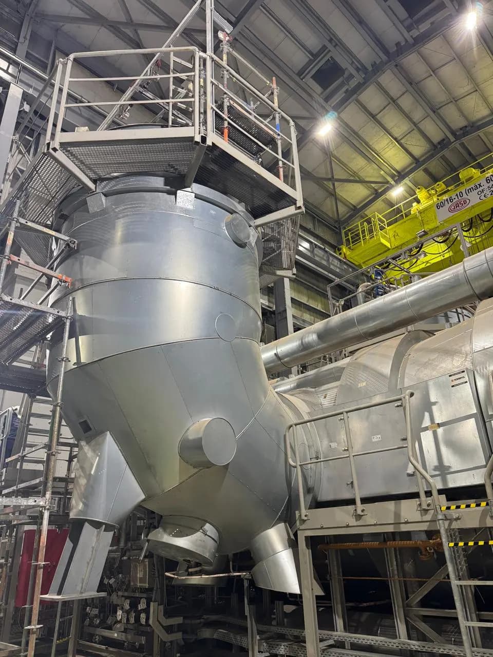 Equipo de la Central Térmica Genelba con aislación térmica y revestimiento de chapa metálica