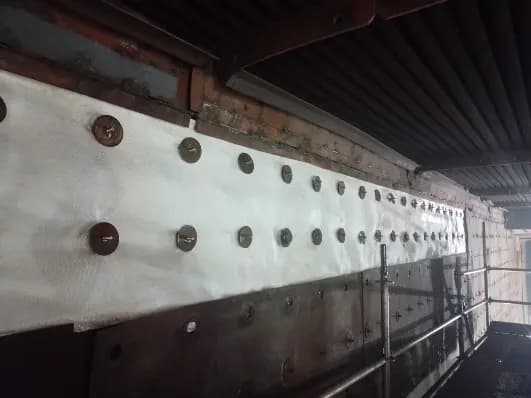 Manta de fibra cerámica colocada con anclajes