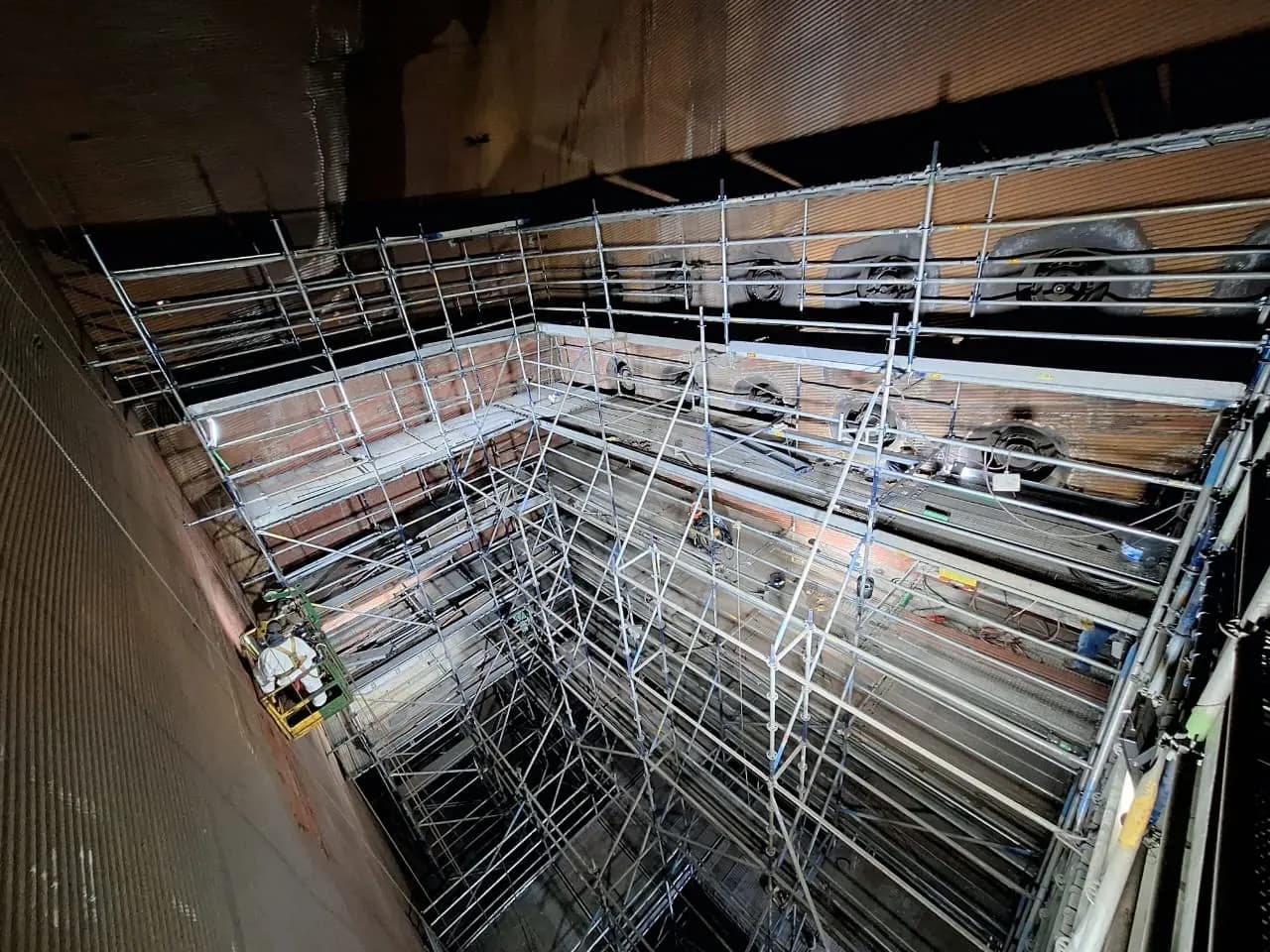 Andamios armados en el interior de un recinto industrial