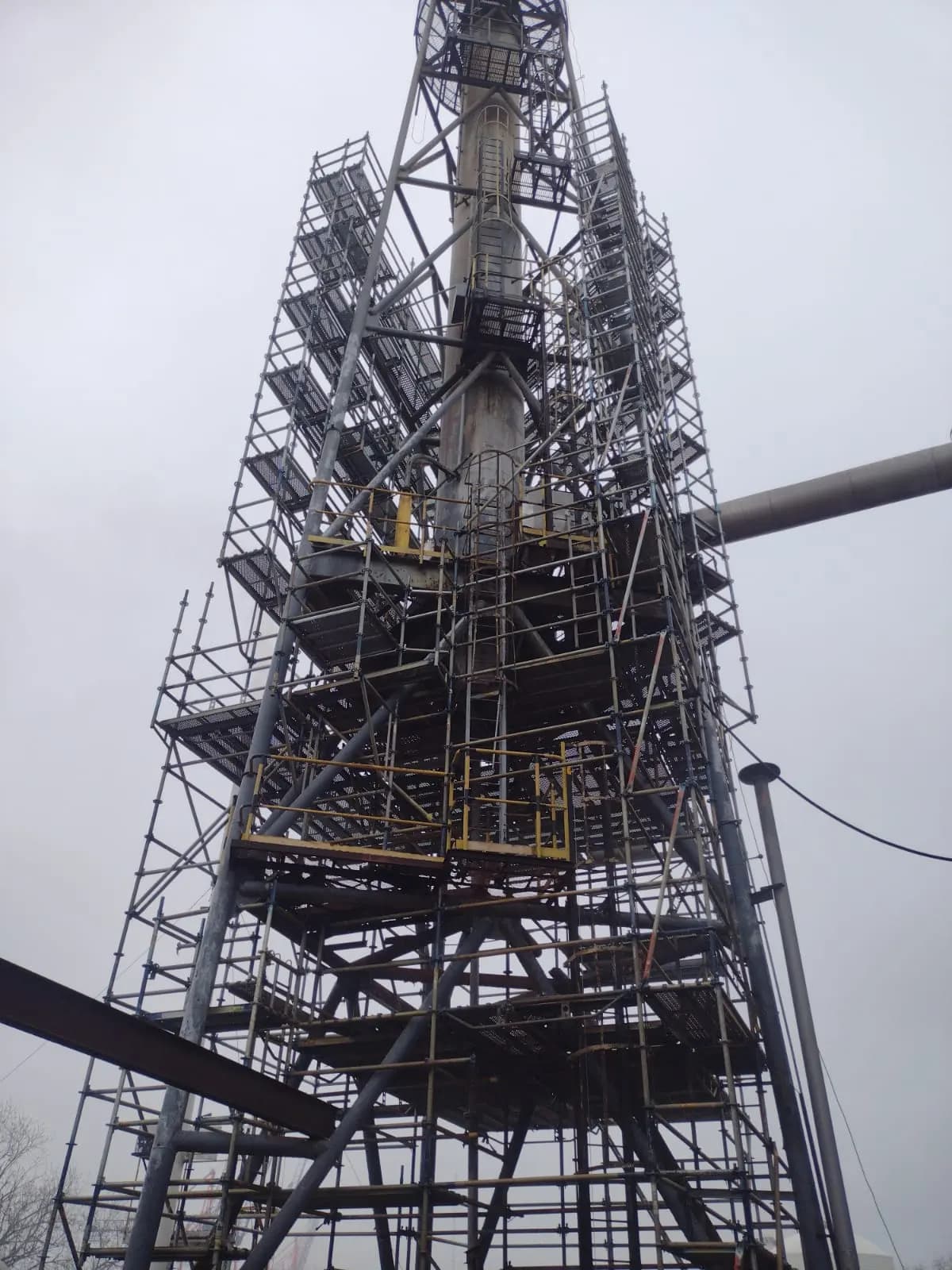Andamios multidireccionales rodeando una torre industrial