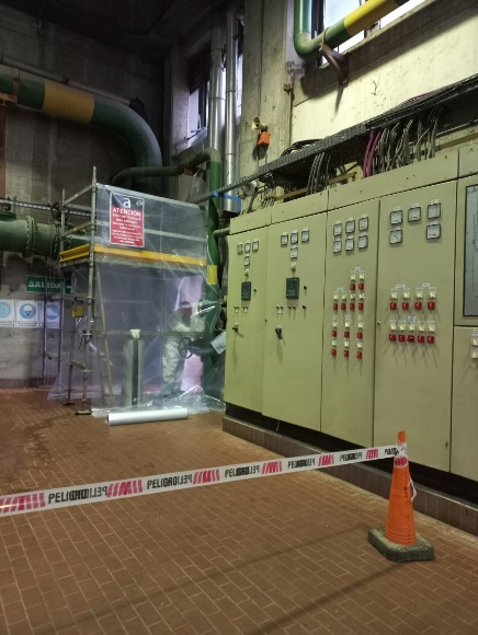 Trabajadores especializados en remoción segura de asbesto